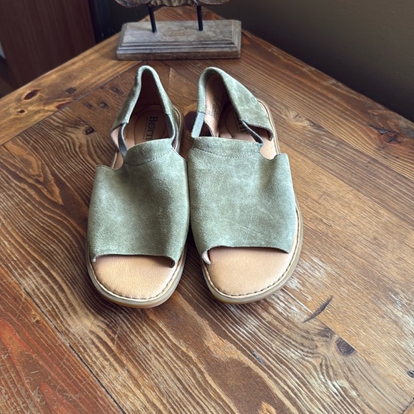 NWOB "Cove Modern" Green Suede Stylish Born Open-Toe Sandals Size 8 - Picture 4 of 4